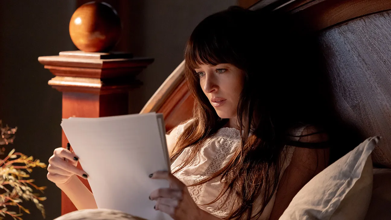 Verity Review: Anne Hathaway Saves This Messy Colleen Hoover Thriller 5 Verity Review